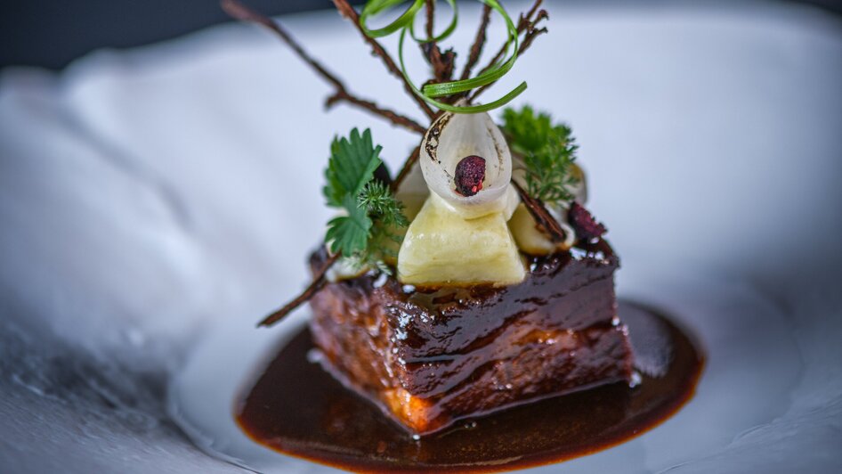 Ein kunstvoll angerichtetes Gericht im Restaurant "Zur Goldenen Birn" - Royal Dining in Graz.