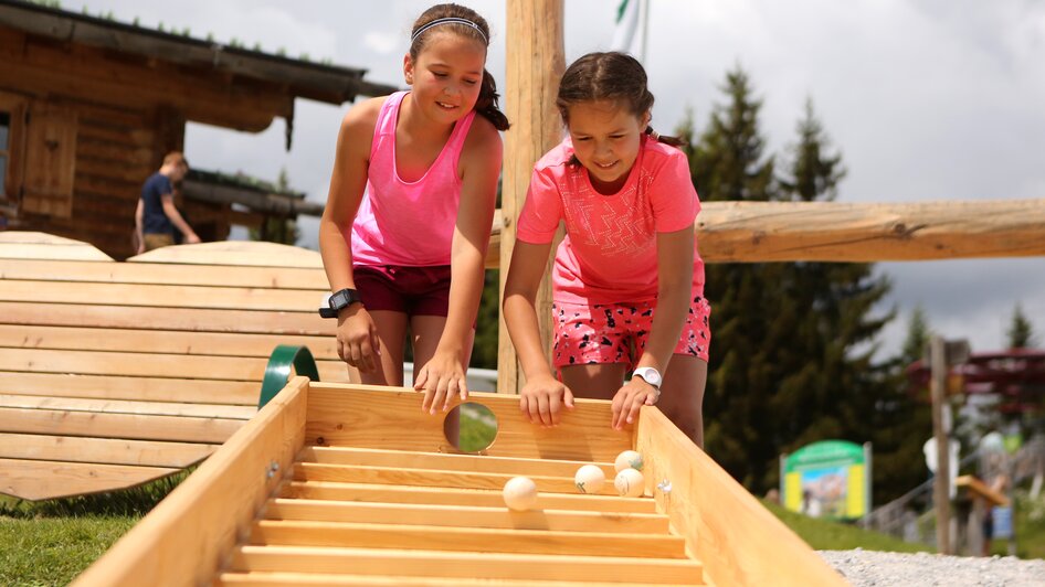 Kugelbahn | © Hans-Peter Steiner Kinder spielen mit der Kugelbahn. | © Hans-Peter Steiner