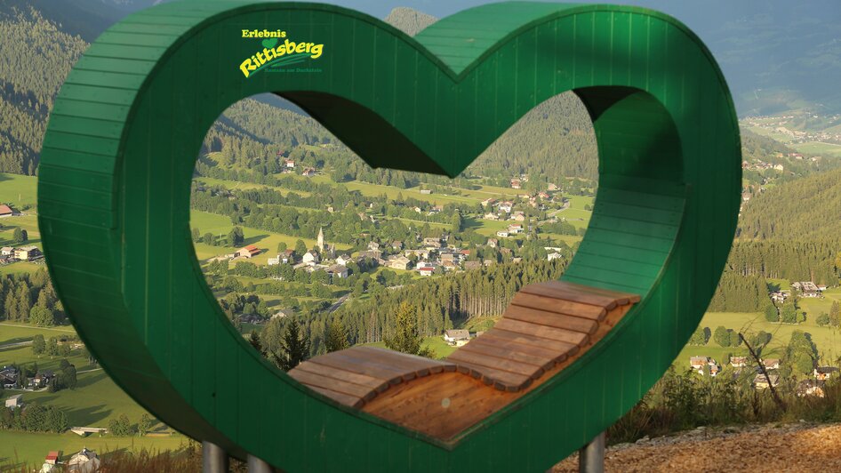Grüne Herzbank am Rittisberg | © Erlebnis Rittisberg Ein Herz mit Aussicht. | © Erlebnis Rittisberg