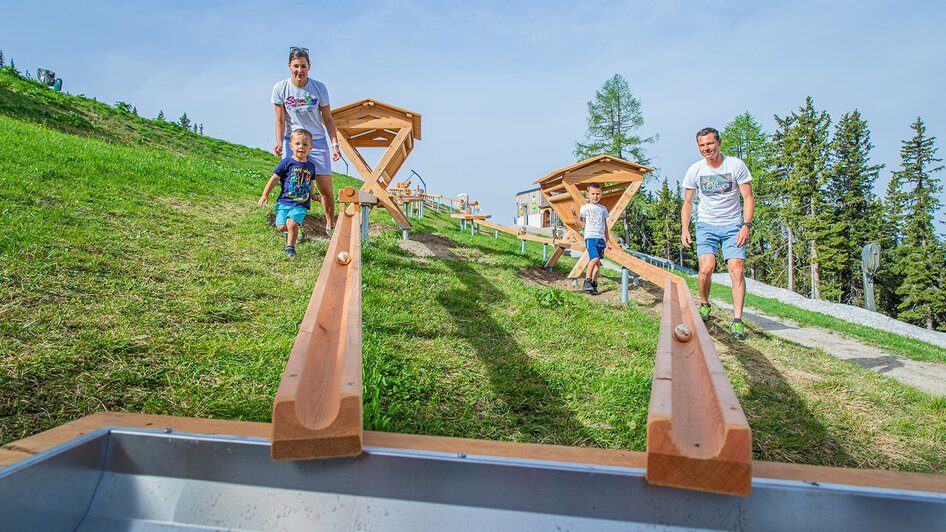 | © René Eduard Perhab | RENE EDUARD PERHAB reneperhab.at Kinder im Hopsiland, die mit der Kugelbahn spielen