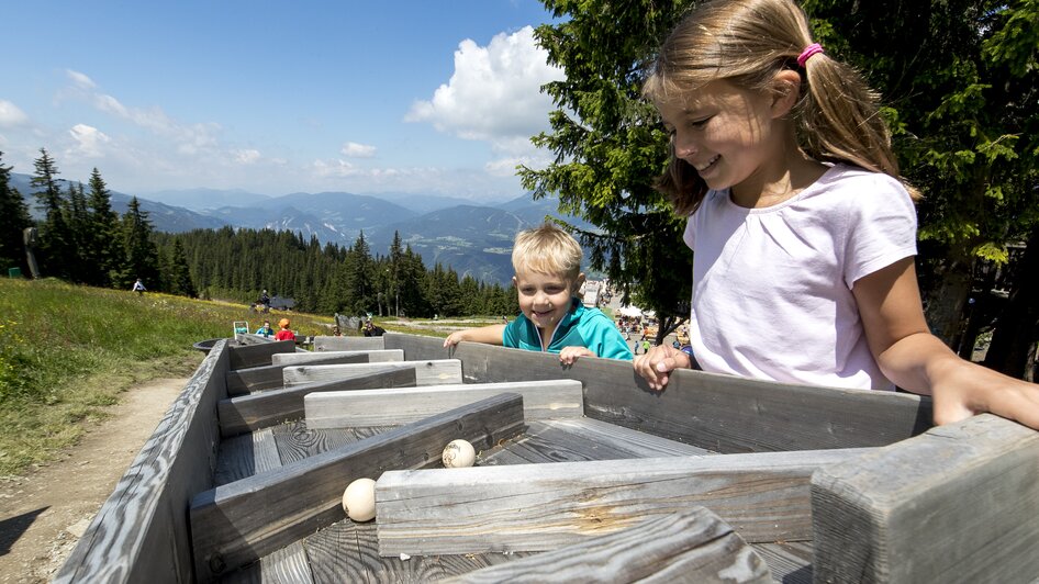 | © Tom Lamm | ikarus.cc | Tom Lamm Kinder spielen mit Kugelbahn im Hopsiland