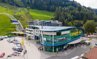 Der Planet Planai, die neue Talstation der Planai Hauptseilbahn mit der modernen 10er Gondel | © Hans-Peter Steiner