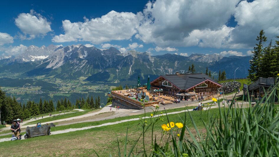 Die Schafalm im Sommer umgeben von vielen Menschen