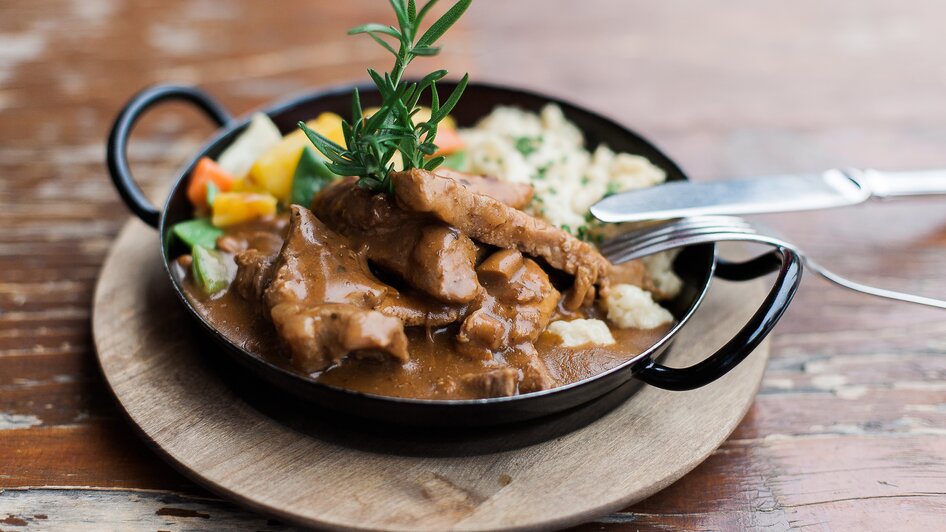 Verschiedene Filetspitzen in Schwammerlsauce, dazu Nockerl und frisches Gemüse