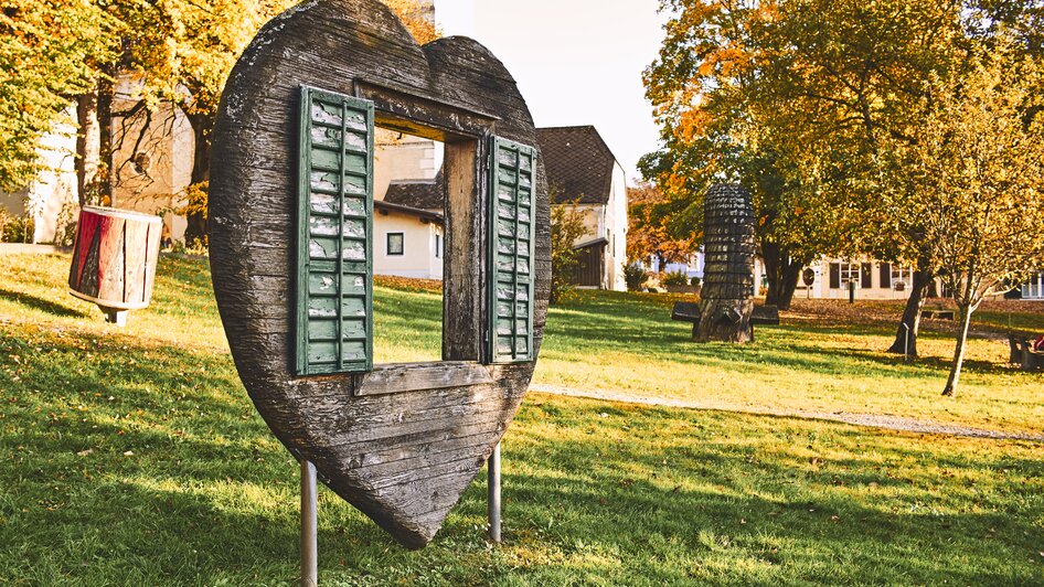 Herzförmige Holzskulptur mit Fenster | © Armin Walcher